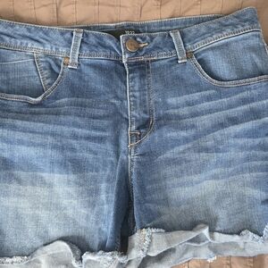 1822 Denim Light Blue Frayed Jean Shorts